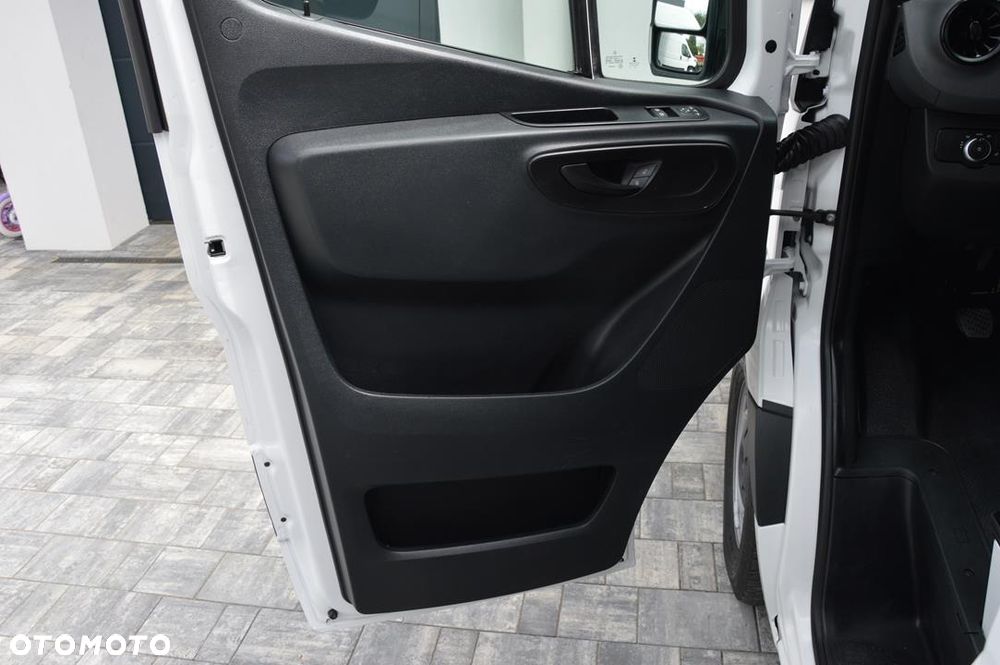 Mercedes-Benz Sprinter - 25