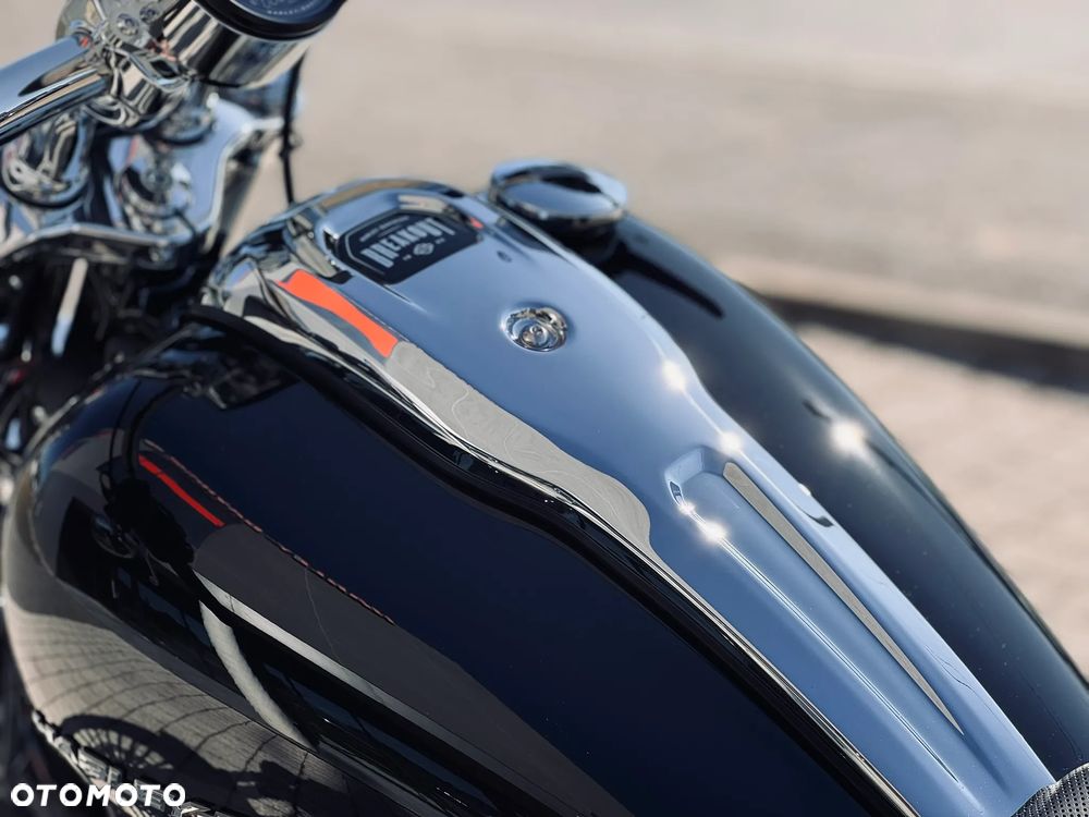 Harley-Davidson Softail Breakout - 13