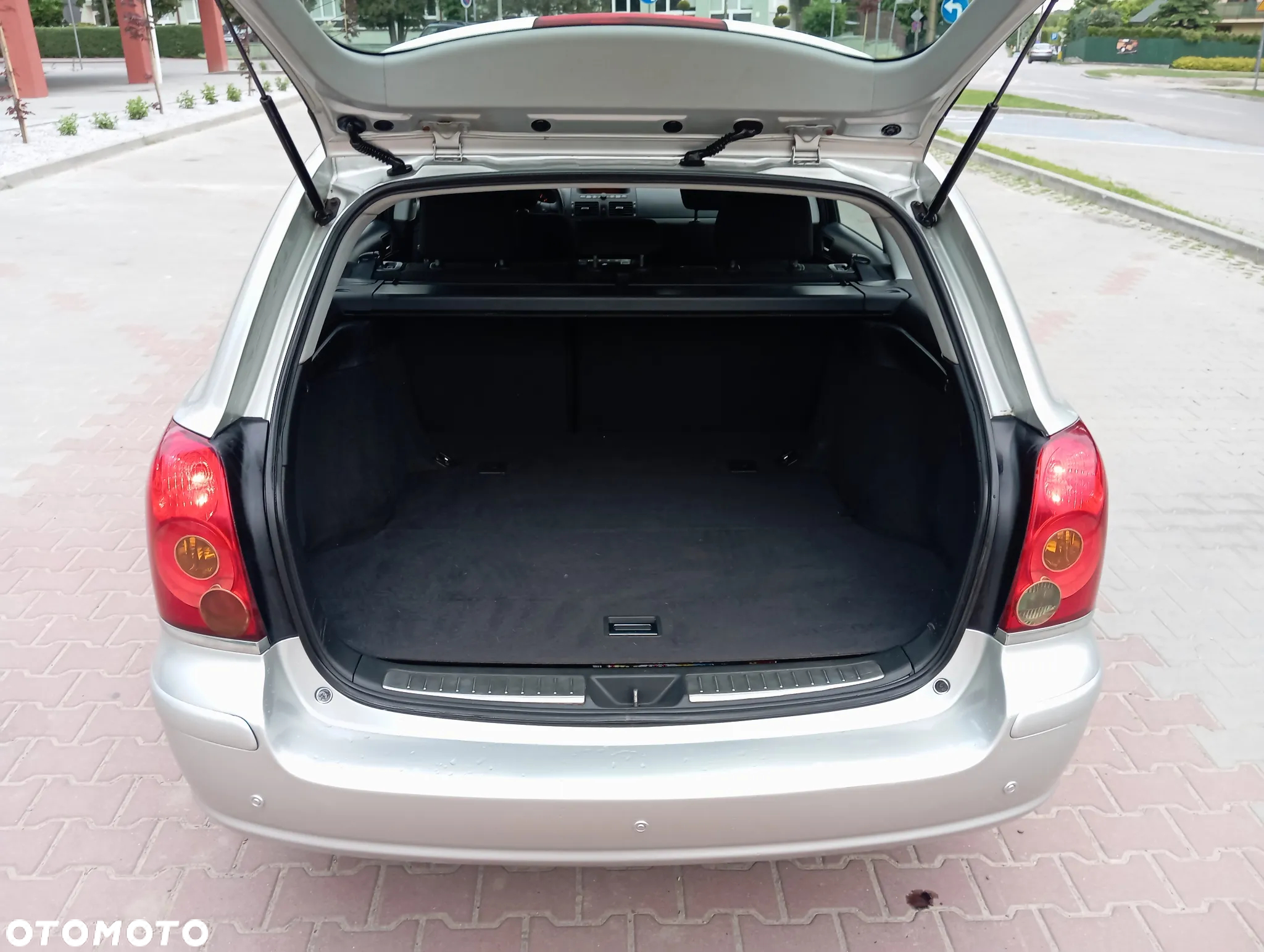 Toyota Avensis - 12