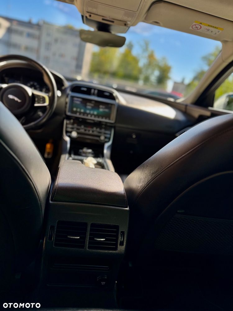 Jaguar XE 2.0 T Prestige - 17
