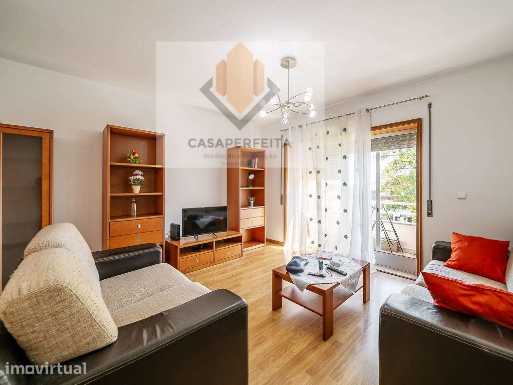 Apartamento T2 com Varanda, Lugar de Garagem e Arrumo - Seixezelo - Grande imagem: 3/28