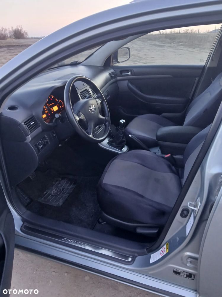 Toyota Avensis 2.0 D-4D Travel - 11