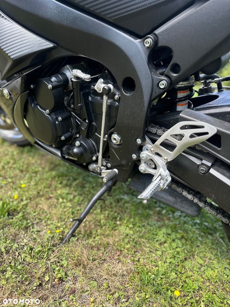 Suzuki GSR - 11