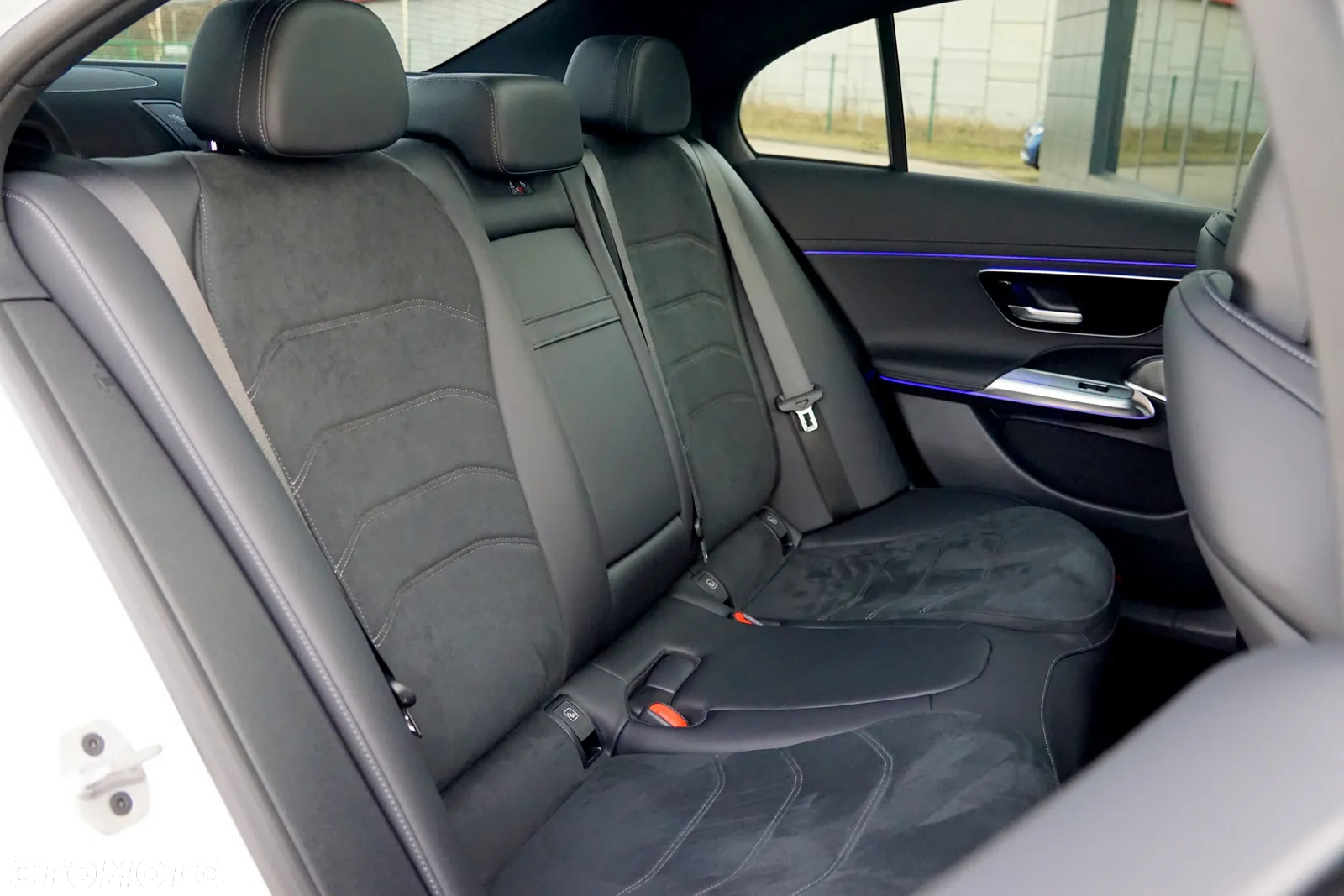 Mercedes-Benz Klasa E 220 d 4Matic 9G-TRONIC Edition AMG Line - 27