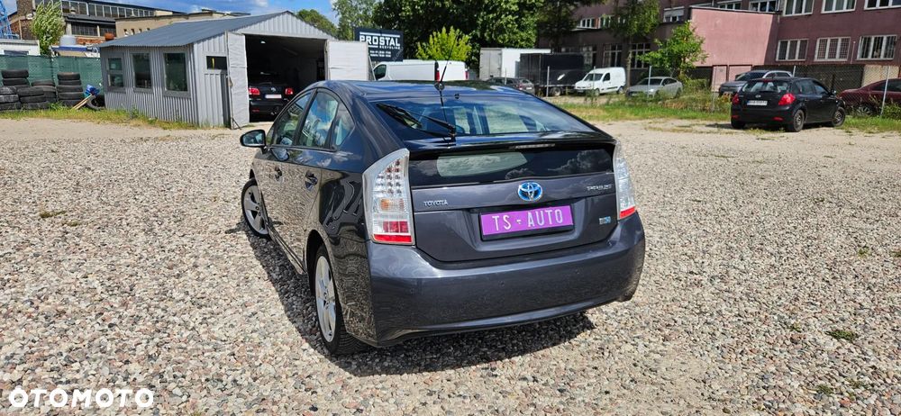 Toyota Prius (Hybrid) - 8