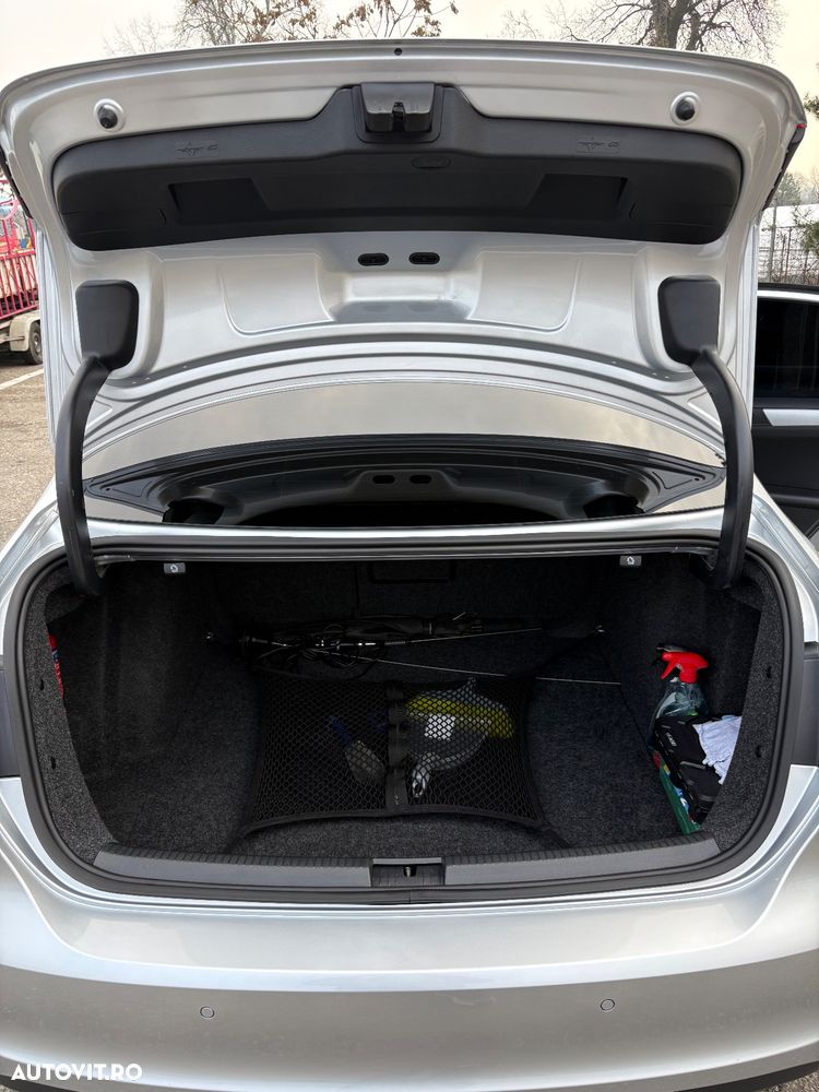 Volkswagen Jetta 2.0 TDI Life - 12