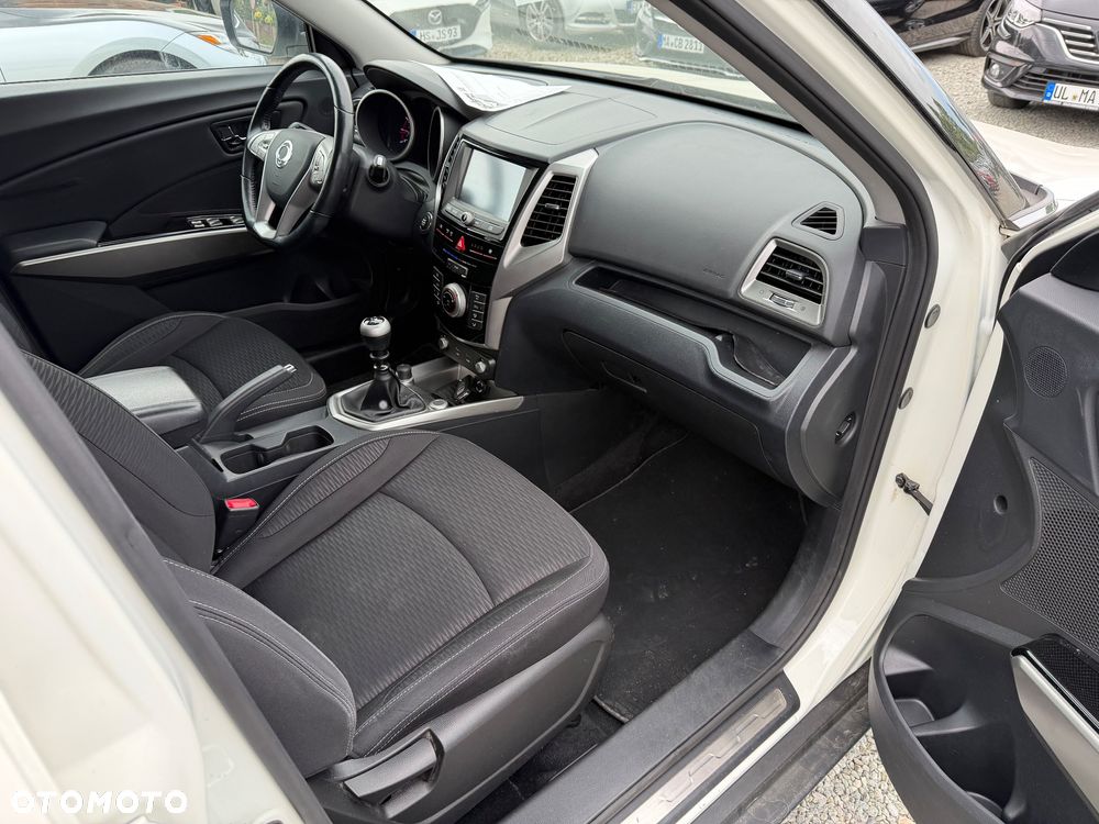 SsangYong/KGM Tivoli e-XGi 160 2WD Black+White - 24