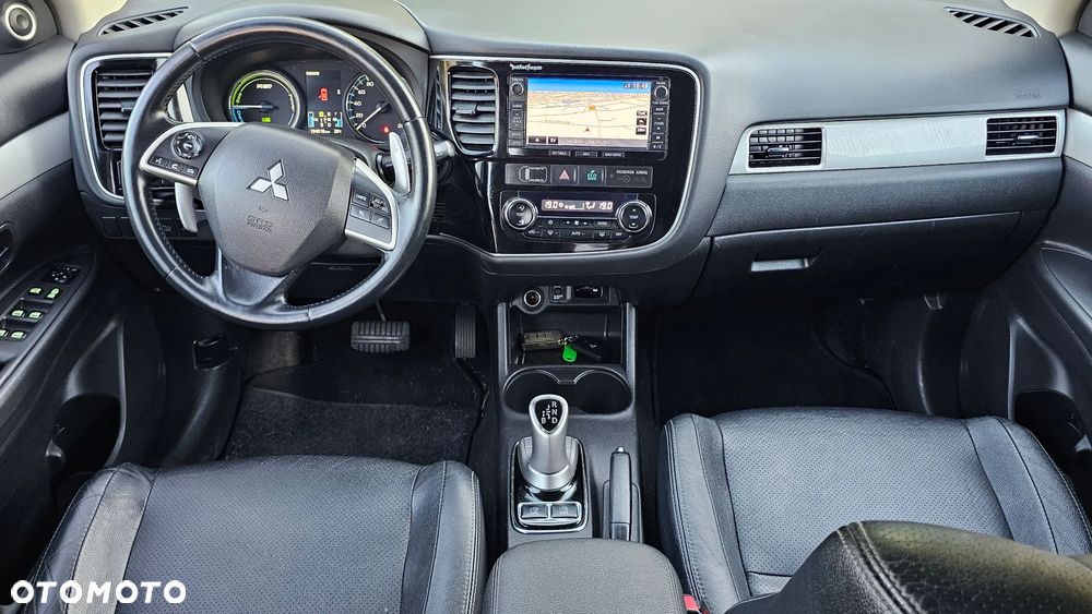 Mitsubishi Outlander Instyle NAVI + - 22