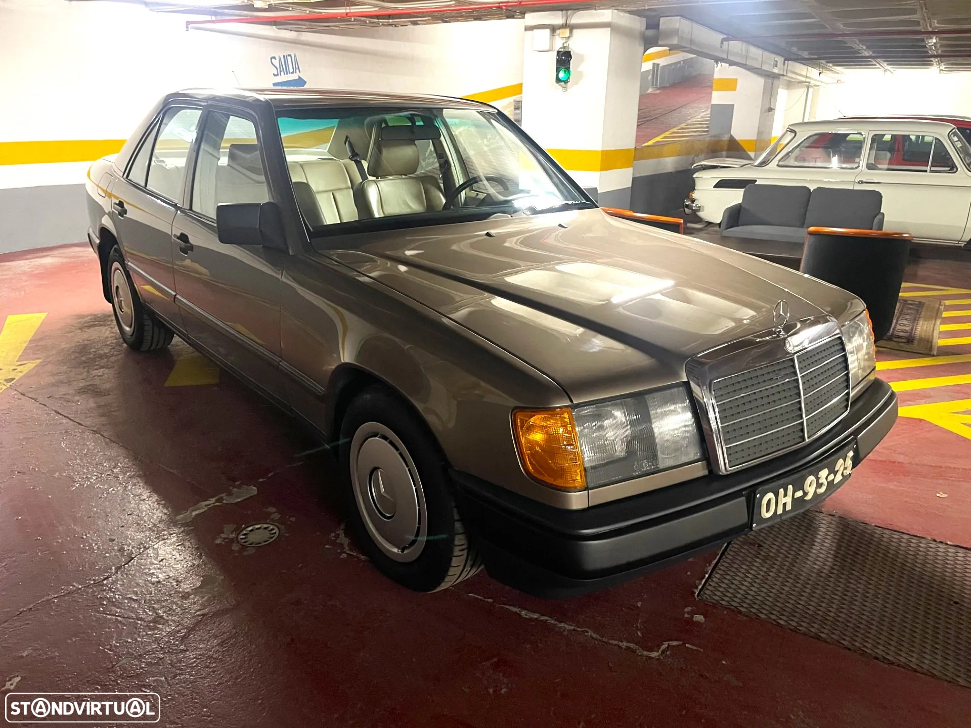Mercedes-Benz 230 E - 4