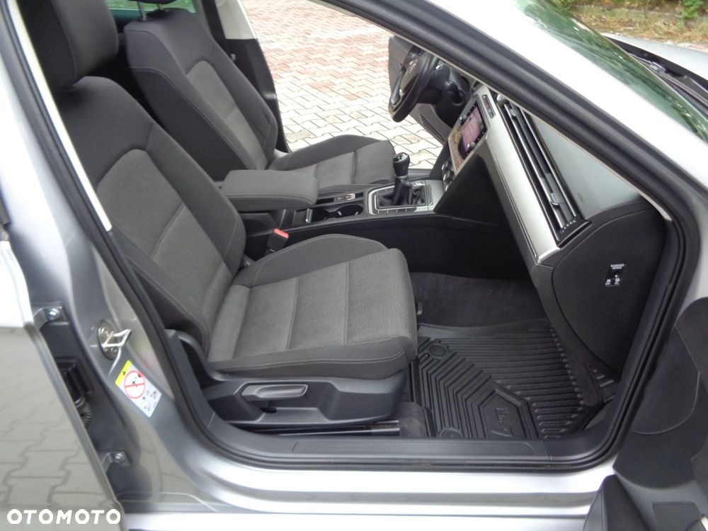 Volkswagen Passat 1.6 TDI BMT Comfortline - 19