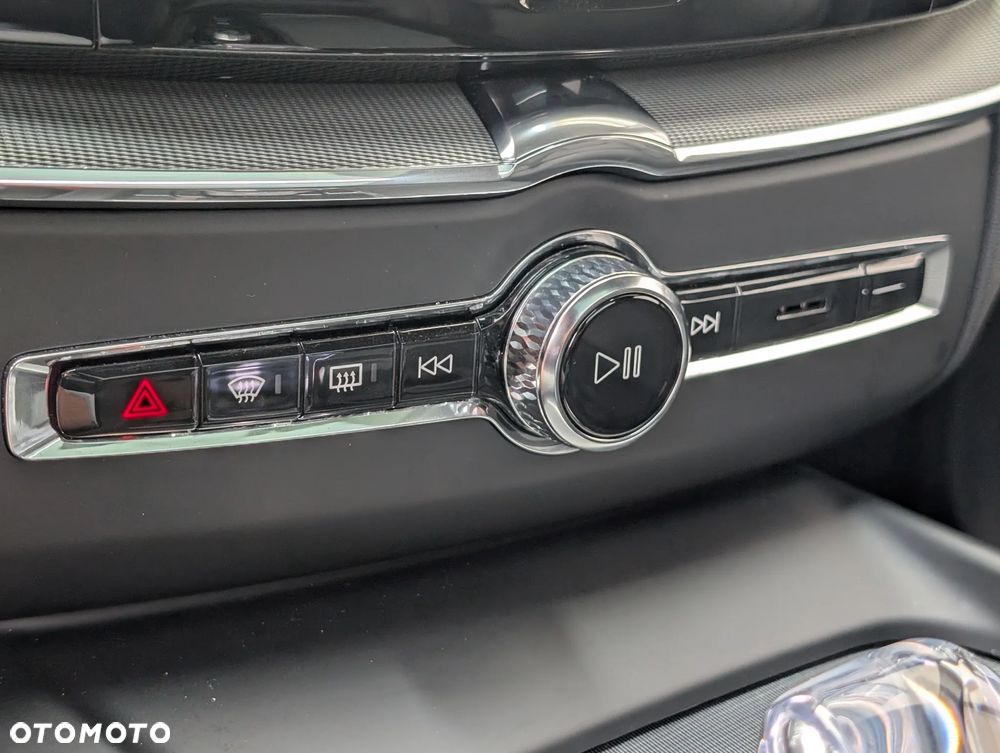 Volvo XC 60 B5 B AWD Ultimate Dark - 19