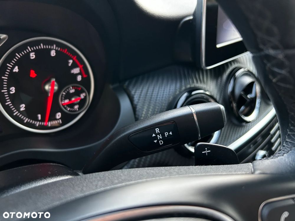 Mercedes-Benz GLA 180 7G-DCT - 15