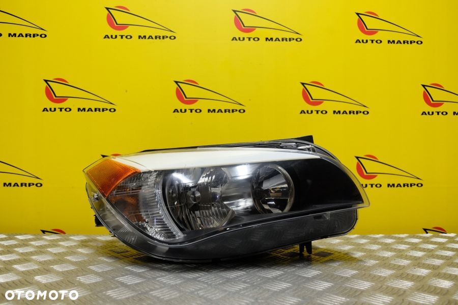 BMW X1 E84 2010- REFLEKTOR LAMPA PRAWA ZWYKŁA PRZÓD USA - 2