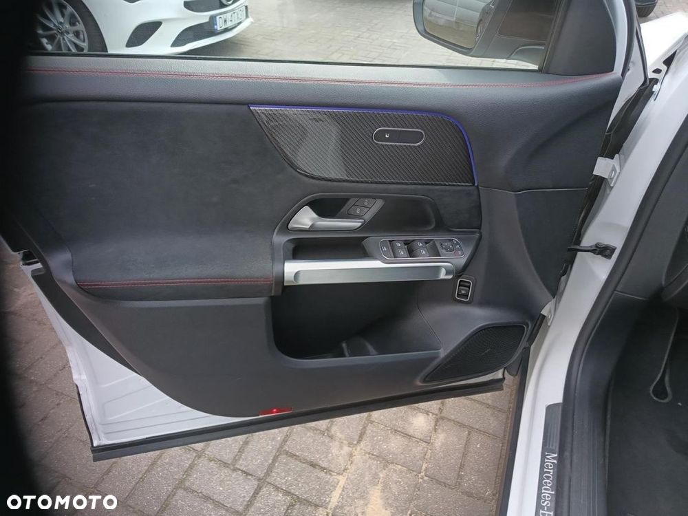 Mercedes-Benz GLB - 11