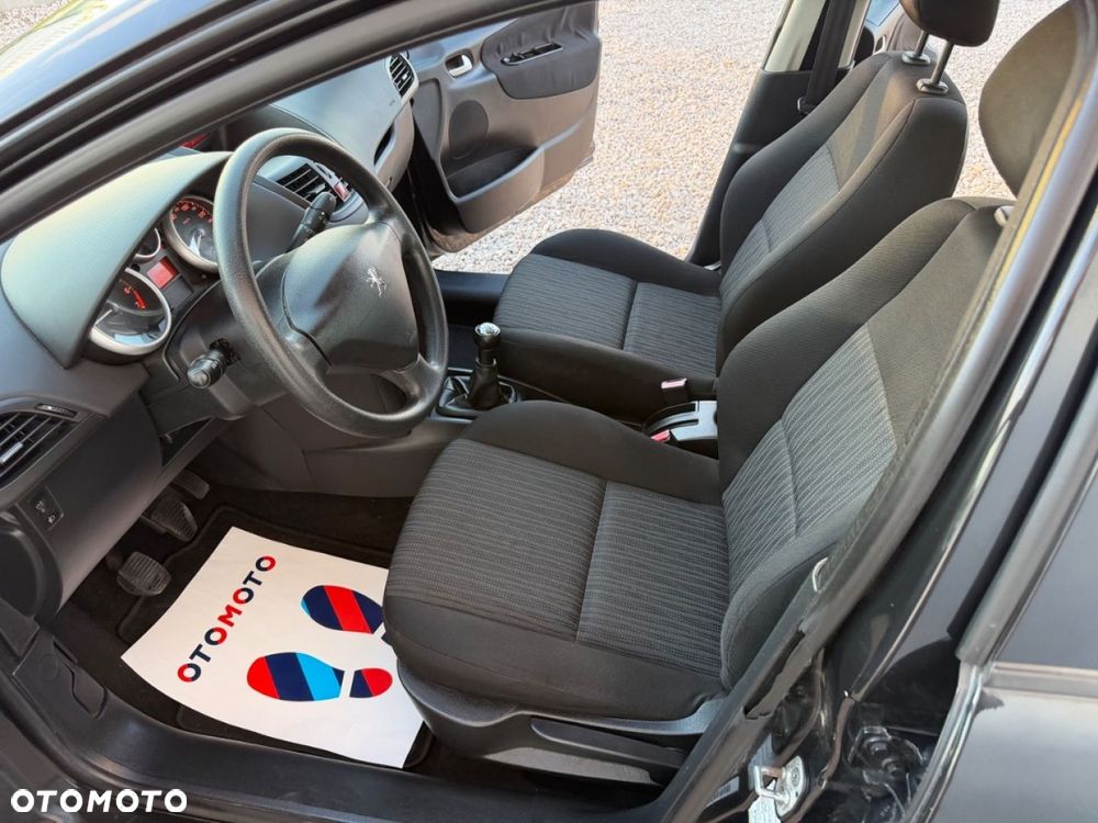 Peugeot 207 - 32