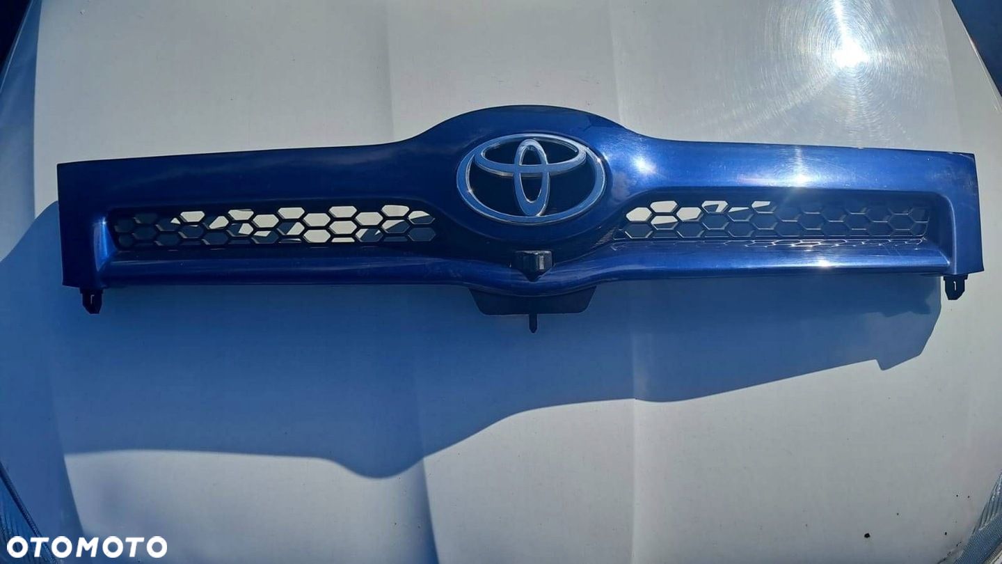 GRILL ATRAPA ZDERZAKA Z KAMERĄ TOYOTA COROLLA VERSO II 04R KOD LAK. 8P4 - 1