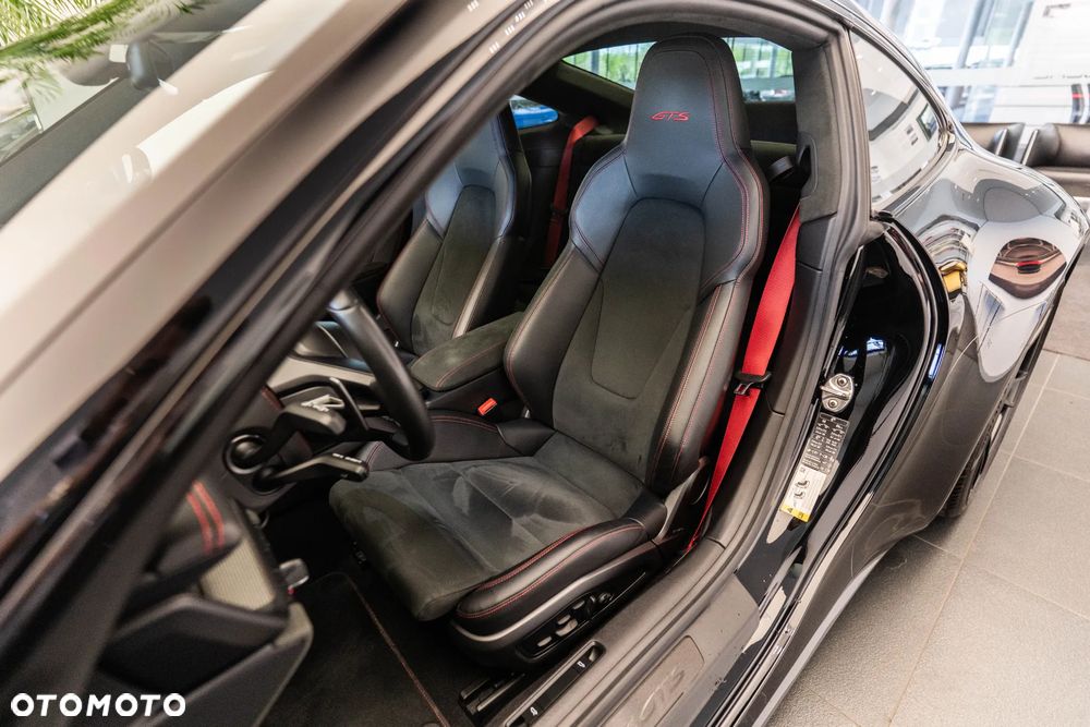 Porsche 911 Carrera 4 GTS - 35