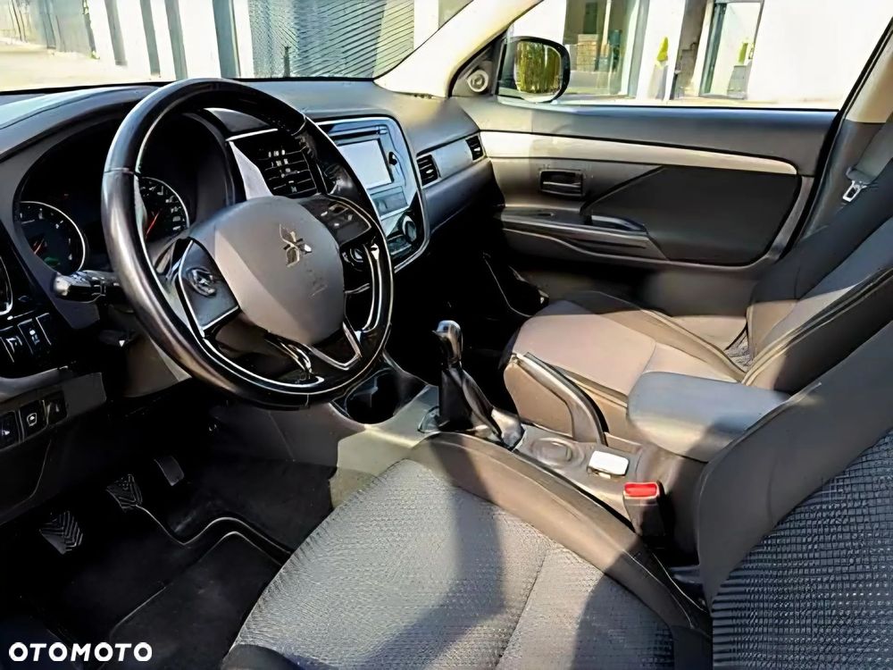 Mitsubishi Outlander 2.0 Invite + 2WD - 14