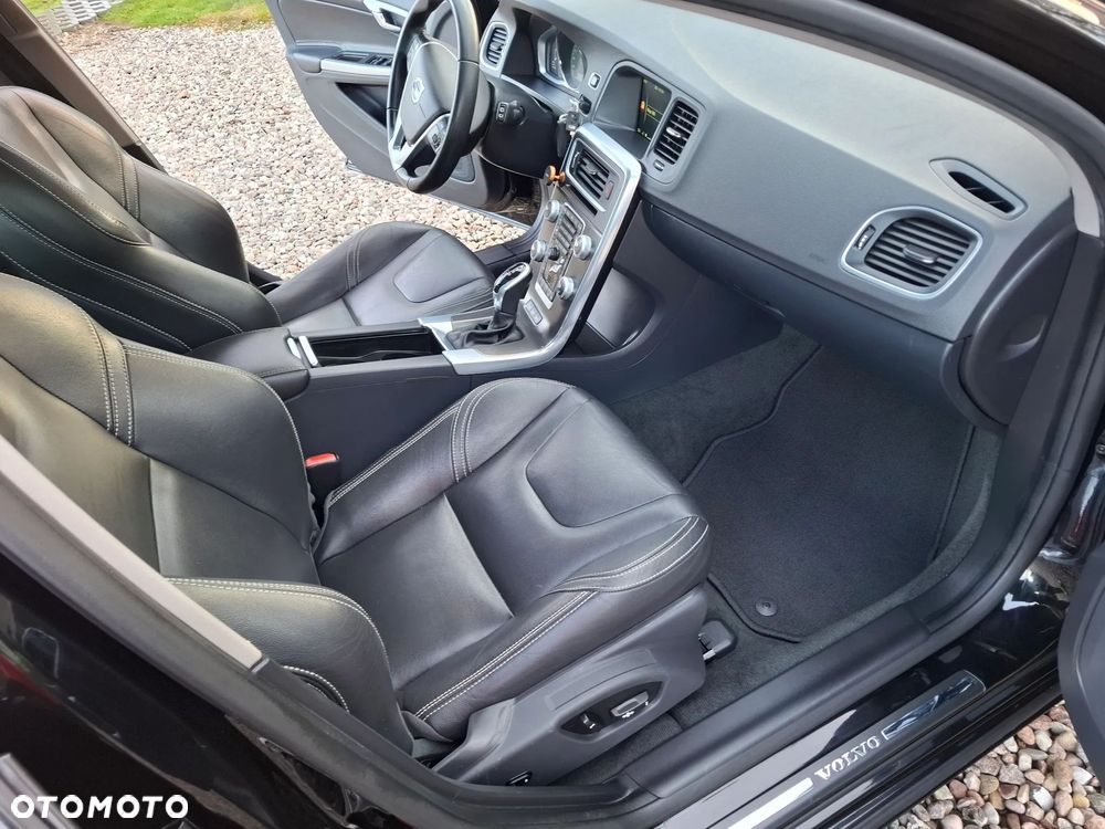 Volvo V60 D6 AWD Plug-in Hybrid Summum - 12
