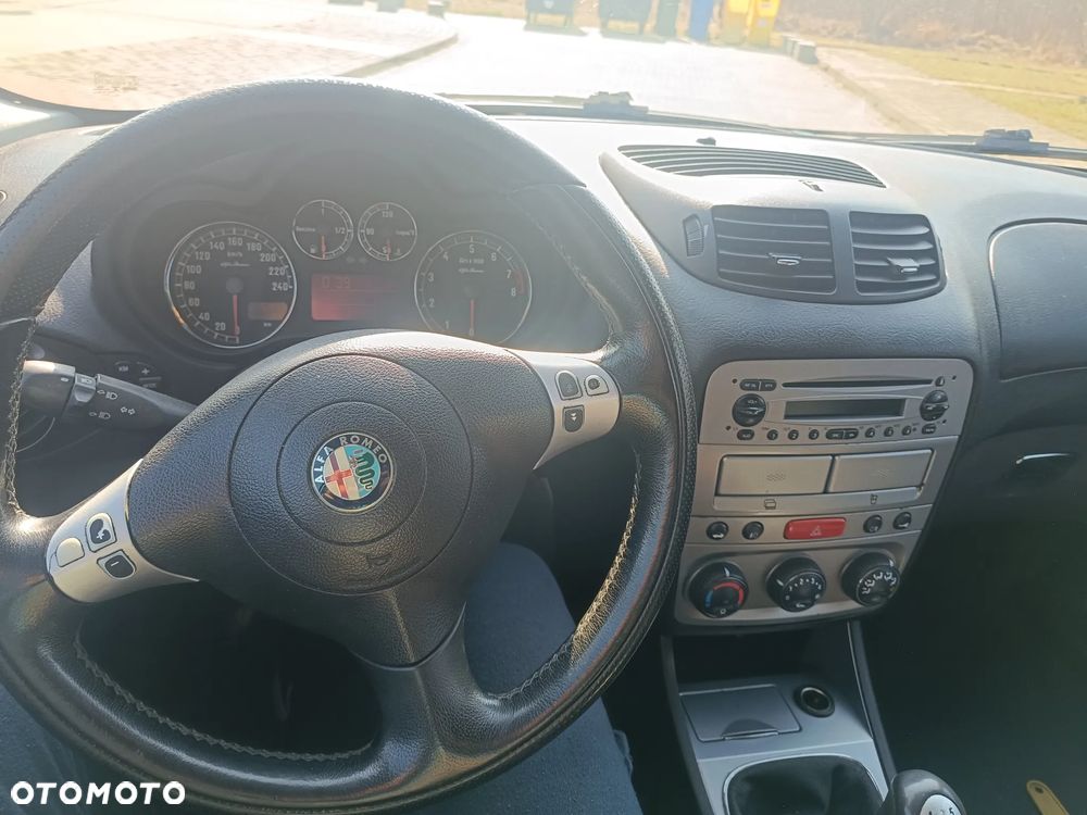 Alfa Romeo 147 1.6 Twin Spark Distinctive - 6