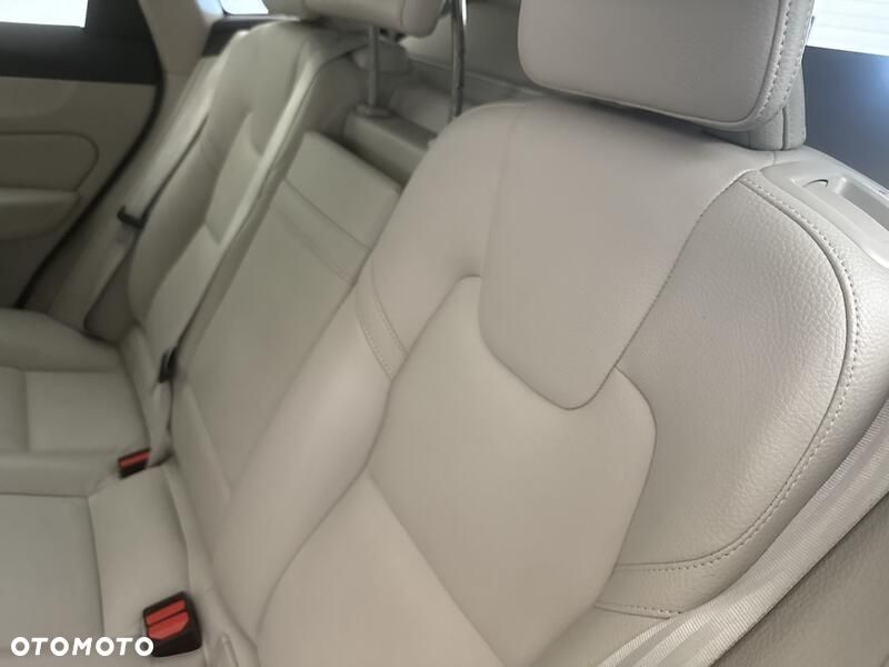 Volvo XC 60 B4 D AWD Inscription - 19