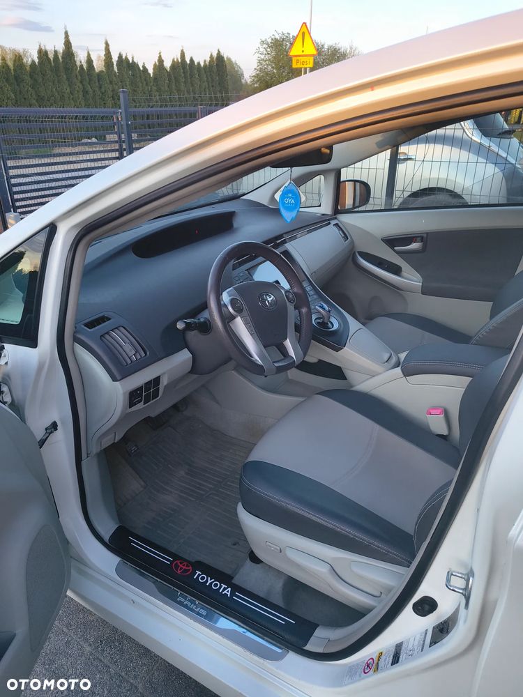 Toyota Prius 1.8 HSD Prestige - 13