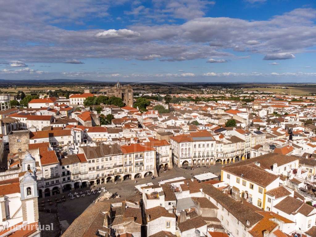 Moradia junto à Praça do Giraldo em Évora, nas arcadas medievais da... - Grande imagem: 3/60