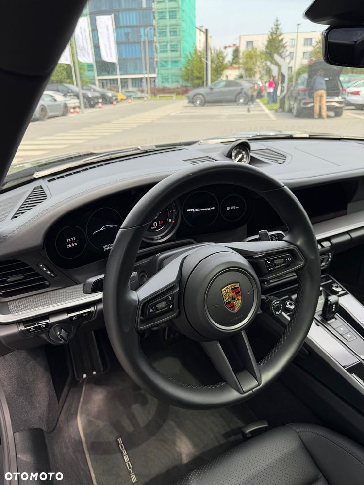 Porsche 911 Carrera 4 - 9