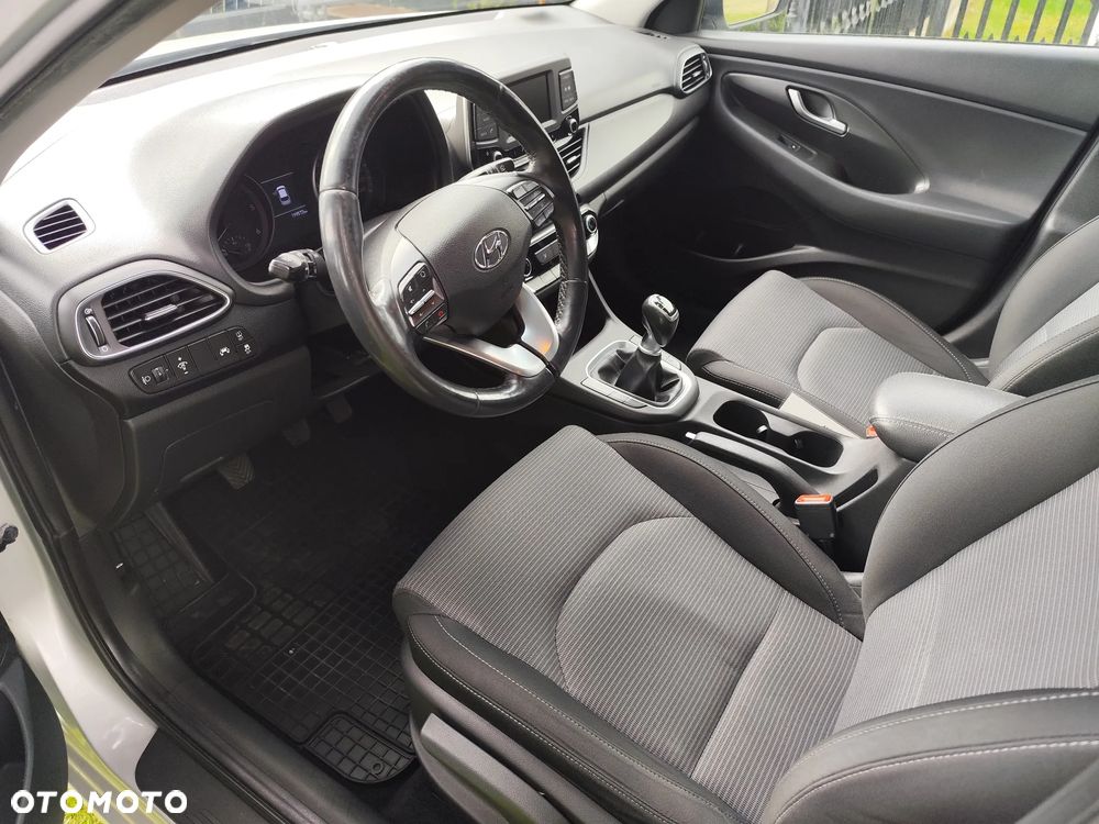 Hyundai i30 1.6 D Classic + - 9