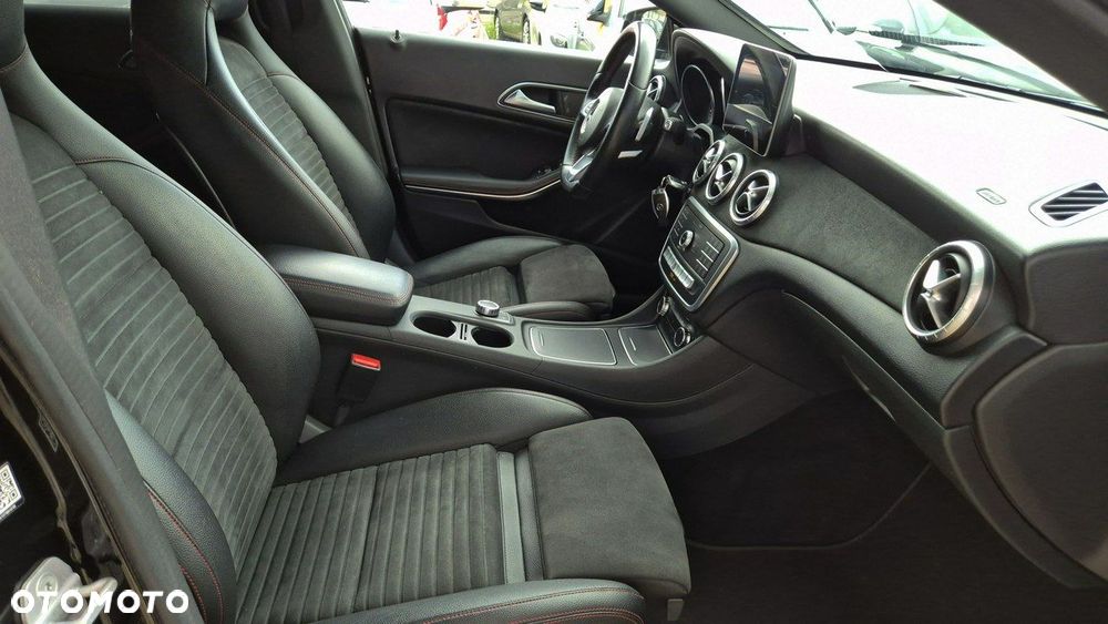 Mercedes-Benz CLA 200 7G-DCT AMG Line - 29
