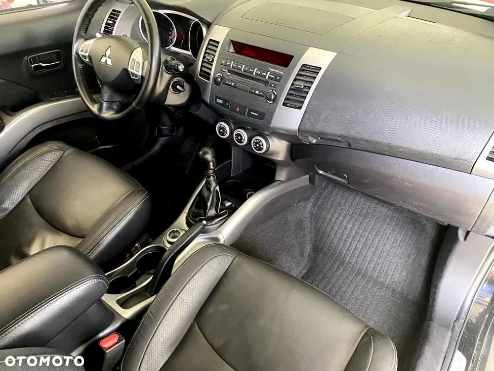 Mitsubishi Outlander 2.0 DID Instyle NAVI - 24