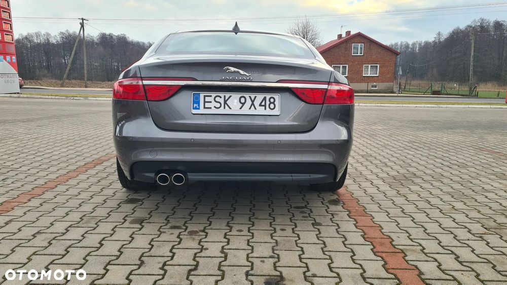 Jaguar XF 20d Portfolio - 15