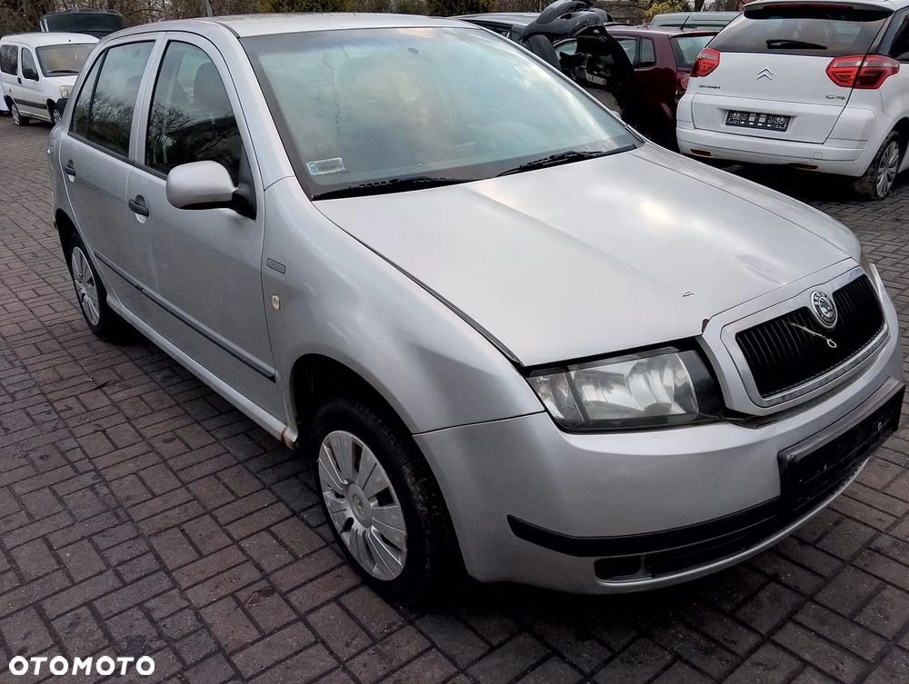 Skoda Fabia 6Y (99-04r.) 1.2 B 54KM. Silnik AWY/BMD Skrzynia GSH/GKS/GER/GDN/FSP lakier LF7T/9102/F7T. Cały na części. GWARANCJA !!!  Przód Tył Zestaw Komplet Drzwi Klapa Zderzak Błotnik Maska Grill Atrapa Szyba Pas Lampa Lusterko Boczki Fotel Kanapa Kokpit Deska Rozdzielcza Przełącznik Włącznik Sterownik Przewody Wiązka Instalacja Moduł Komputer Czujnik Listwa Pompa Alternator Wtryski Głowica Rozrusznik Kompresor Sprzęgło Dwumas Silnik Skrzynia ABS Klimatyzacji Paliwa Wspomagania Kolektor Turbina Przepustnica Zawór Chłodnica Koło Hak Belka Sanki Zawieszenie Mcpherson Półoś Amortyzator Wydech Tłumik Zacisk Most - 3