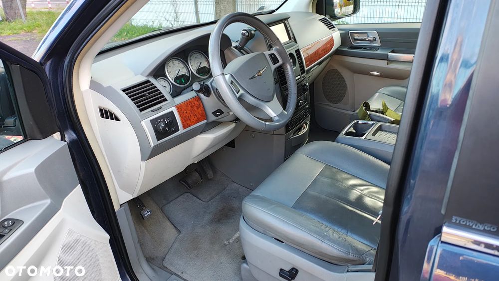 Chrysler Town & Country - 22
