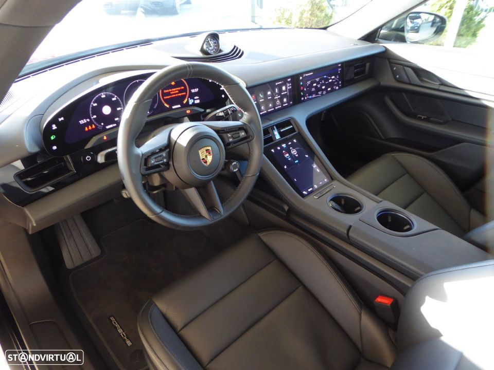 Porsche Taycan Cross Turismo 4 - 5