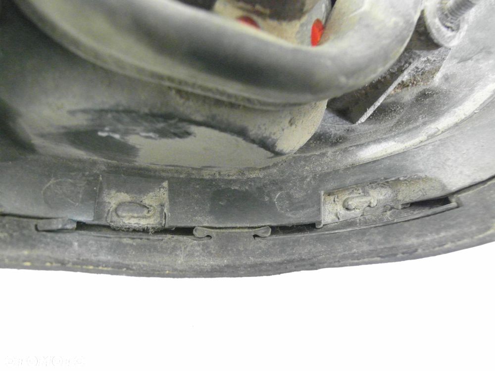 LAMPA PRAWA TYLNA NISSAN TERRANO II R20 268500X000 - 2