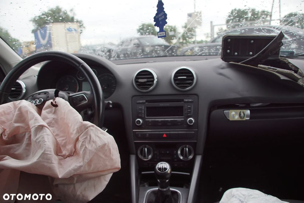 Auto na części - Audi A3 8P Lift 1.6 TDI 105 KM CAYC LUB LY9C 2013R Silnik Skrzynia Drzwi Maska Błotnik Zderzak Klapa Lampa Lusterko Klamka Szyba Deska Kokpit Sterownik Moduł Czujnik Licznik Panel Kierownica - 18