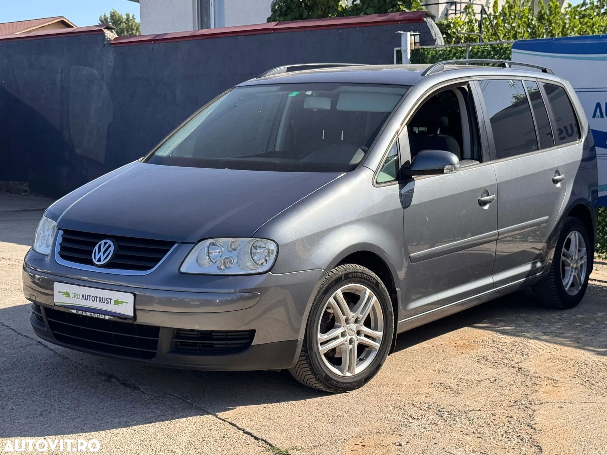 Volkswagen Touran 1.6 FSI Trendline - 1