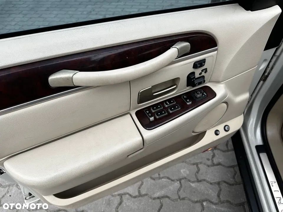 Lincoln Town Car - 25