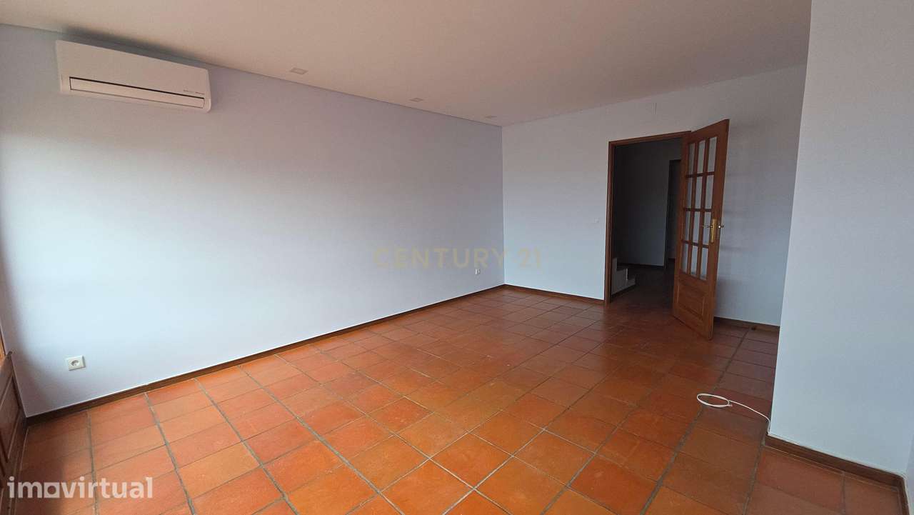 Arrendamento T3 com sótão, garagem e arrumo - Rua Padre Manuel da Nóbr - Grande imagem: 3/22