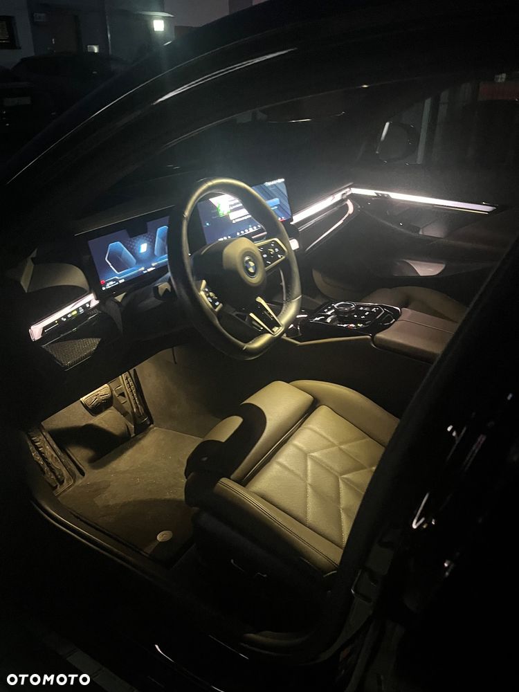BMW Seria 5 550e xDrive - 26
