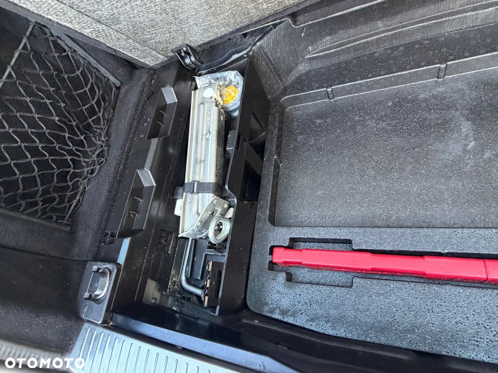 Mercedes-Benz Klasa C 200 (BlueEFFICIENCY) Elegance - 34