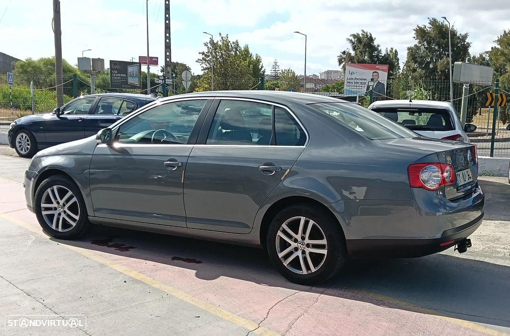 VW Jetta 1.6 TDi Confortline - 5