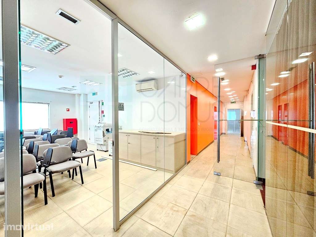 Espaçoso e funcional escritório com 600m2, em Carnaxide, Oeiras - Grande imagem: 3/60