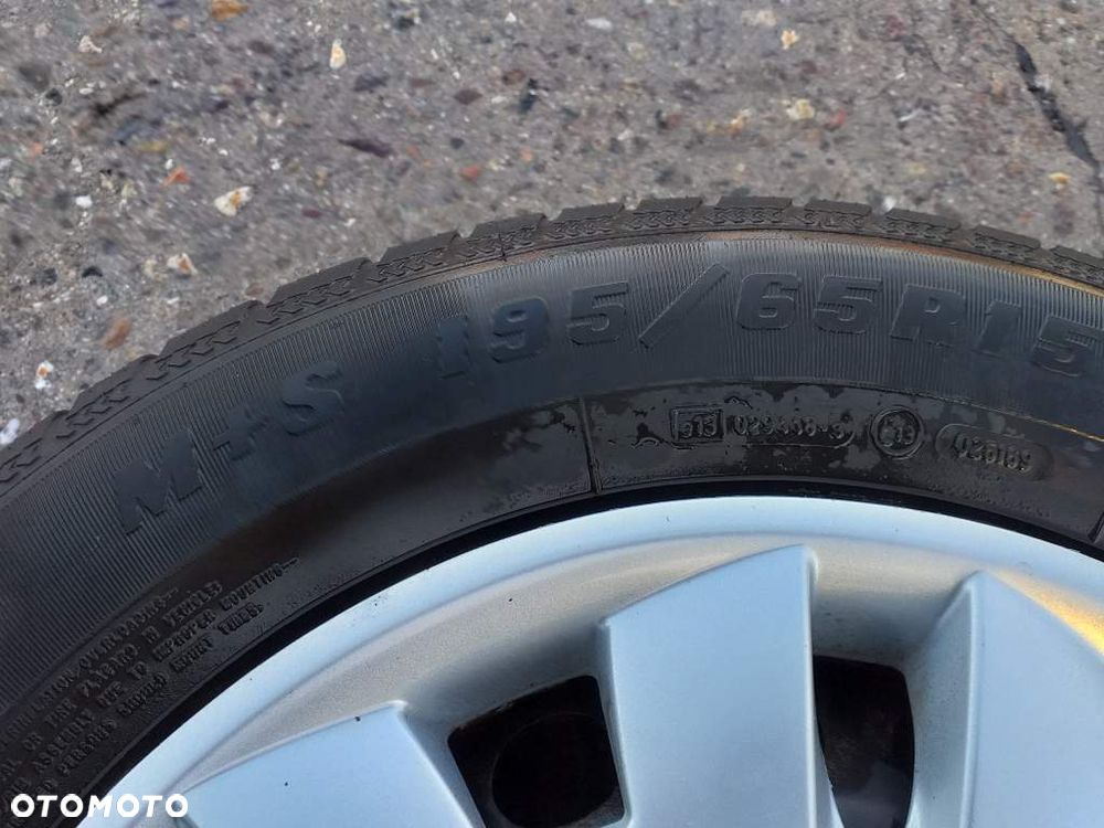 Koła Felgi 15 cali 5x114 kołpaki z oponami zimowymi Renault Megane - 10