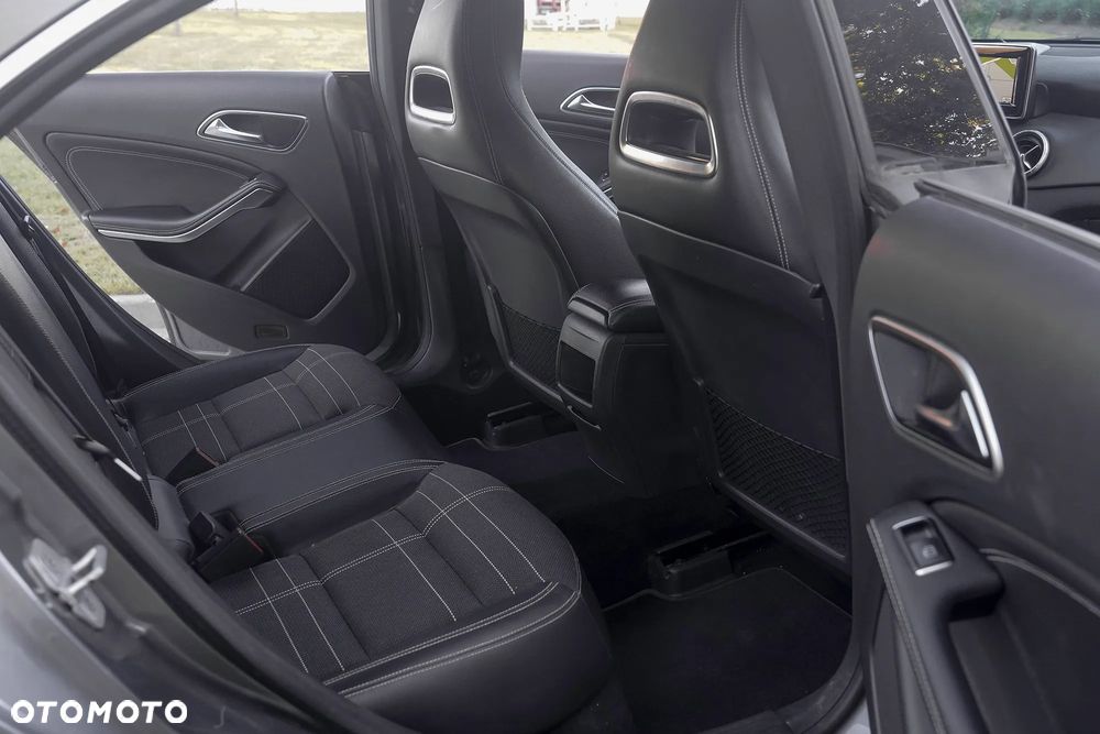 Mercedes-Benz CLA 180 AMG Line - 32