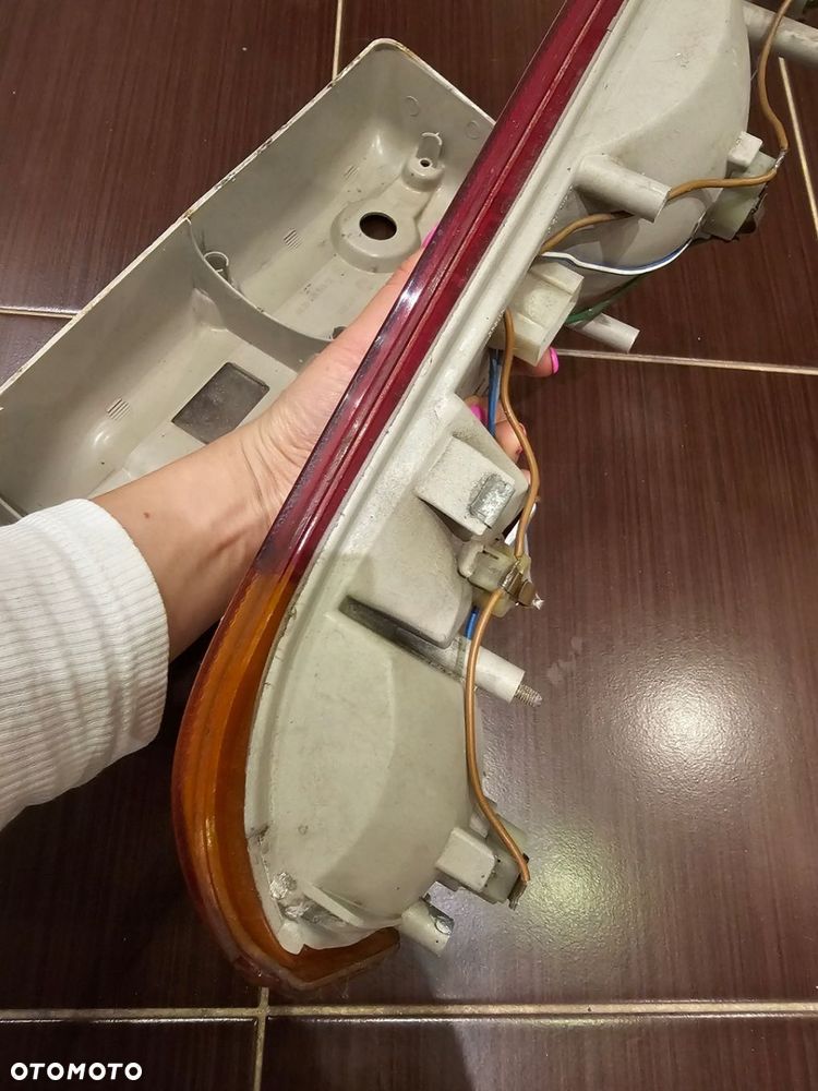 LAMPA PRAWY TYŁ BEZ PĘKNIĘĆ BMW 3 E21 - 11
