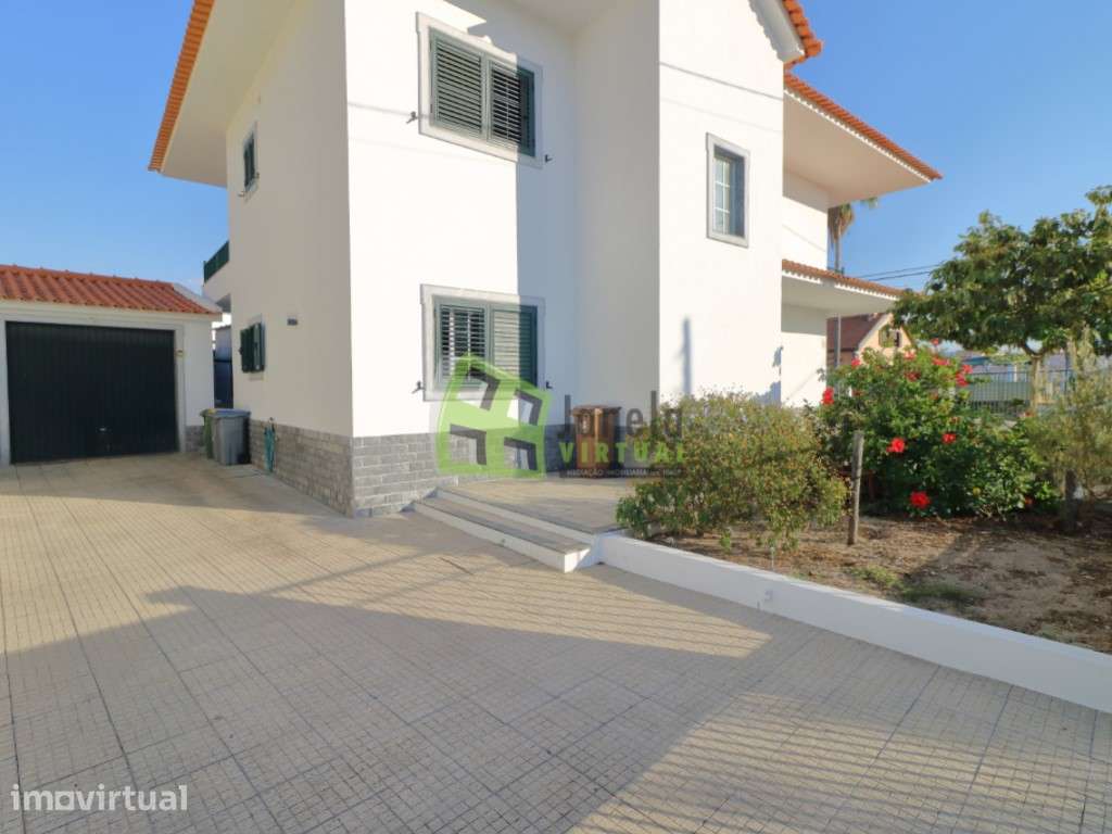 Moradia Isolada T5 em Fernão Ferro, Localização Central - Grande imagem: 3/45