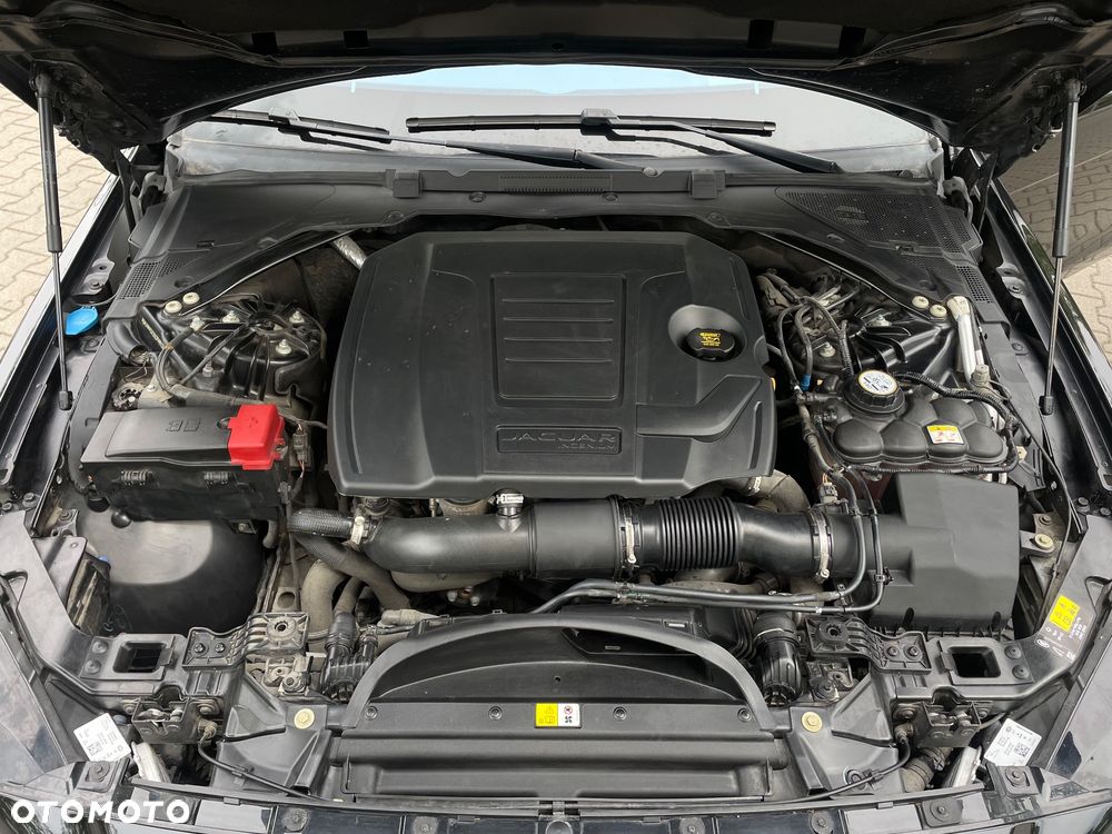 Jaguar XE 30t AWD Portfolio - 20