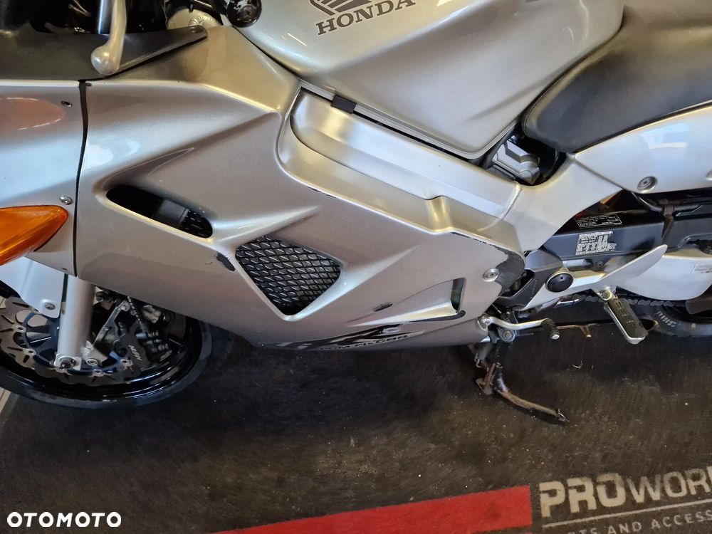 Honda VFR - 13